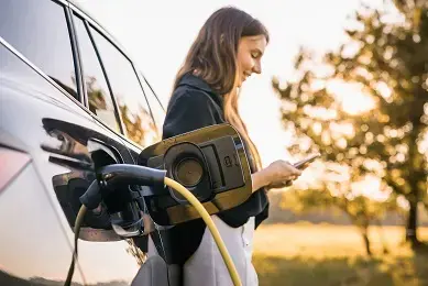 voiture recharge electrique femme telephone.jpg