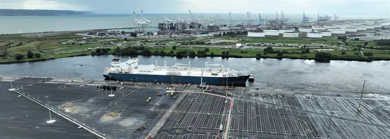 Image aérienne du FSRU Cape Ann a quai