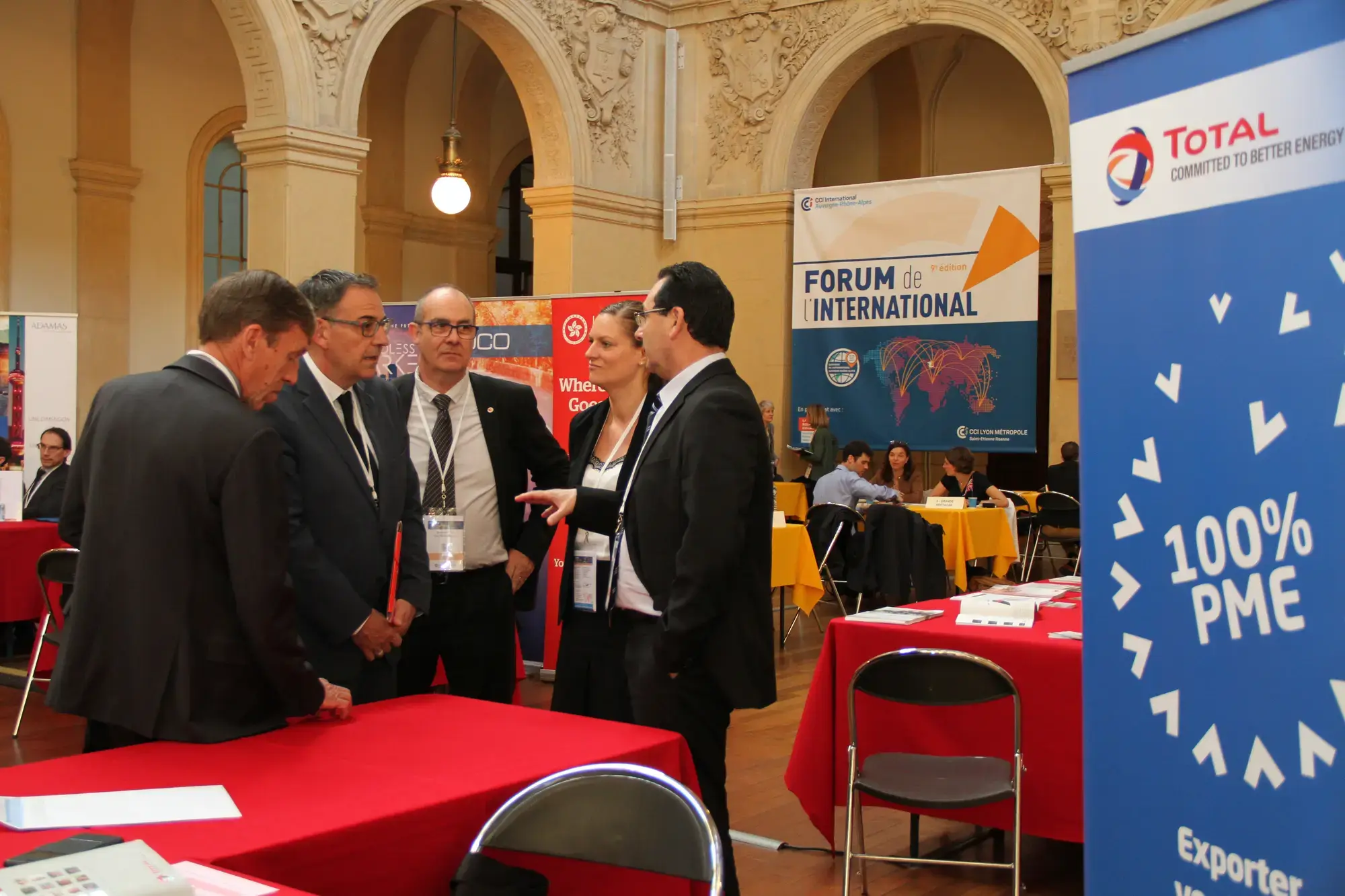 David Kimelfeld, 1er vice-président de la Métropole de Lyon, Jacques de Chilly, Directeur Général Adjoint de la Métropole de Lyon en charge de l’International et Bruno Masurel, responsable de l’International, aux côtés de l’équipe TDR