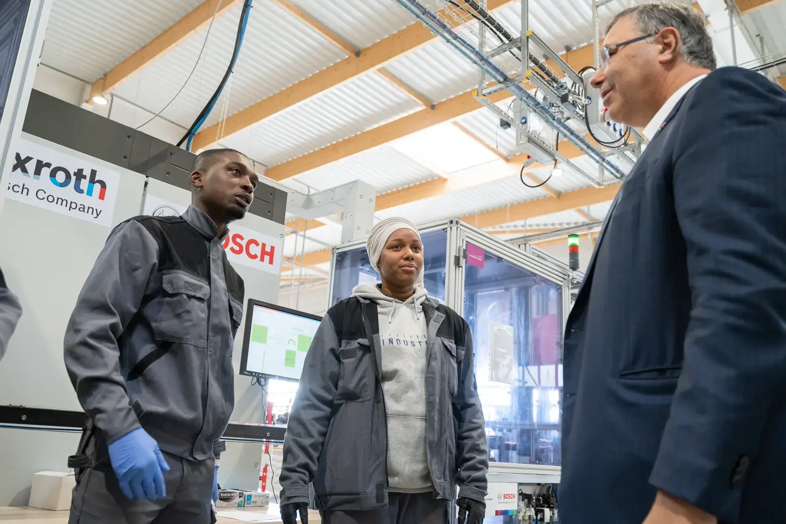 Patrick Pouyanné à L’Industreet, campus de TotalEnergies dédié aux nouveaux métiers de L’Industrie. Visite des ateliers et échanges avec les apprenant(e)s.