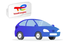 Une voiture bleue et un télébadge TotalEnergies