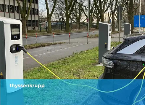 Parkplatz von thyssenkrupp mit Auto beim aufladen