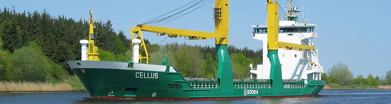 Das Schiff „Cellus“ auf einem Kanal