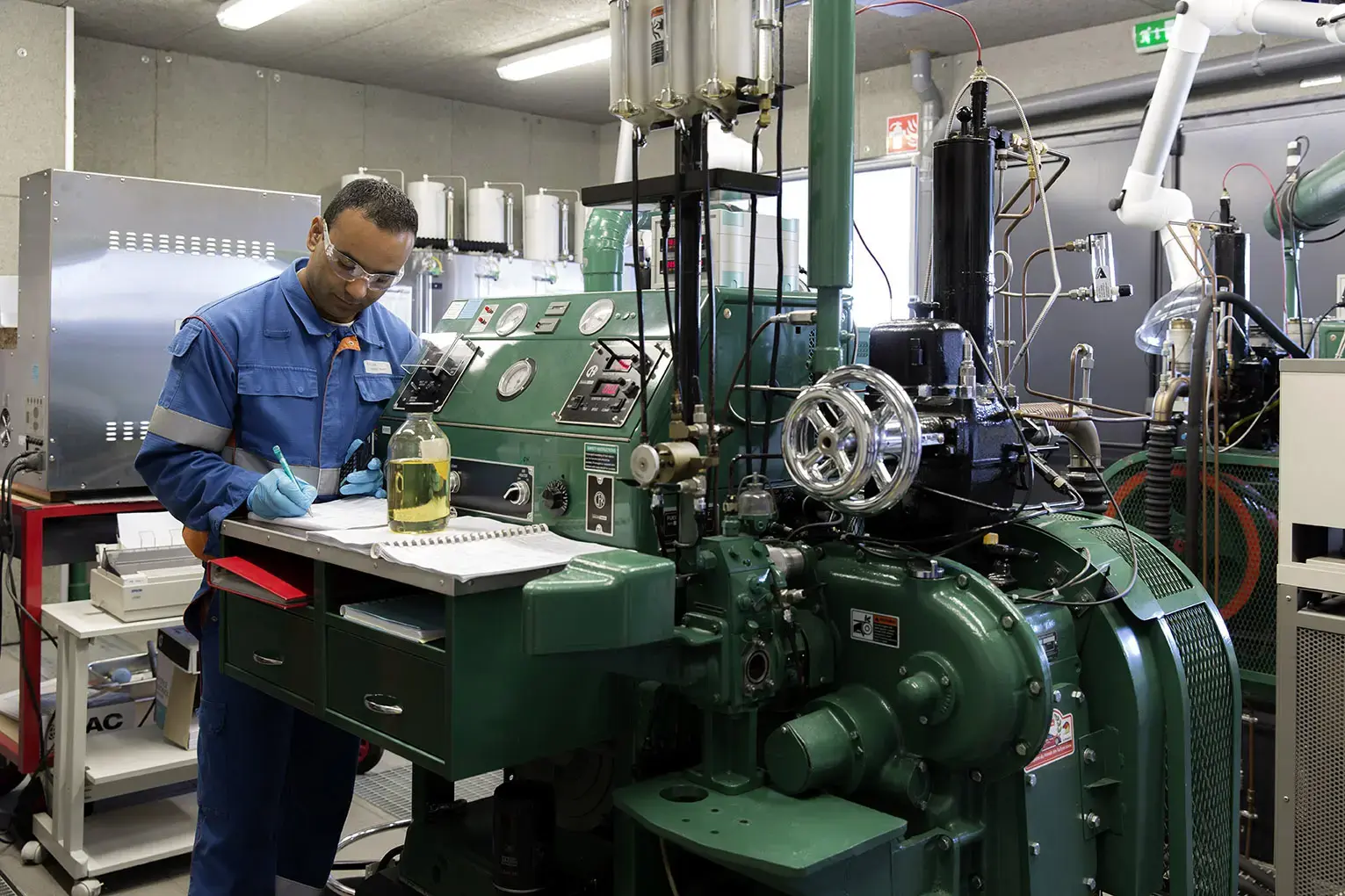 Salle des moteurs, située dans le laboratoire de la raffinerie de Donges
