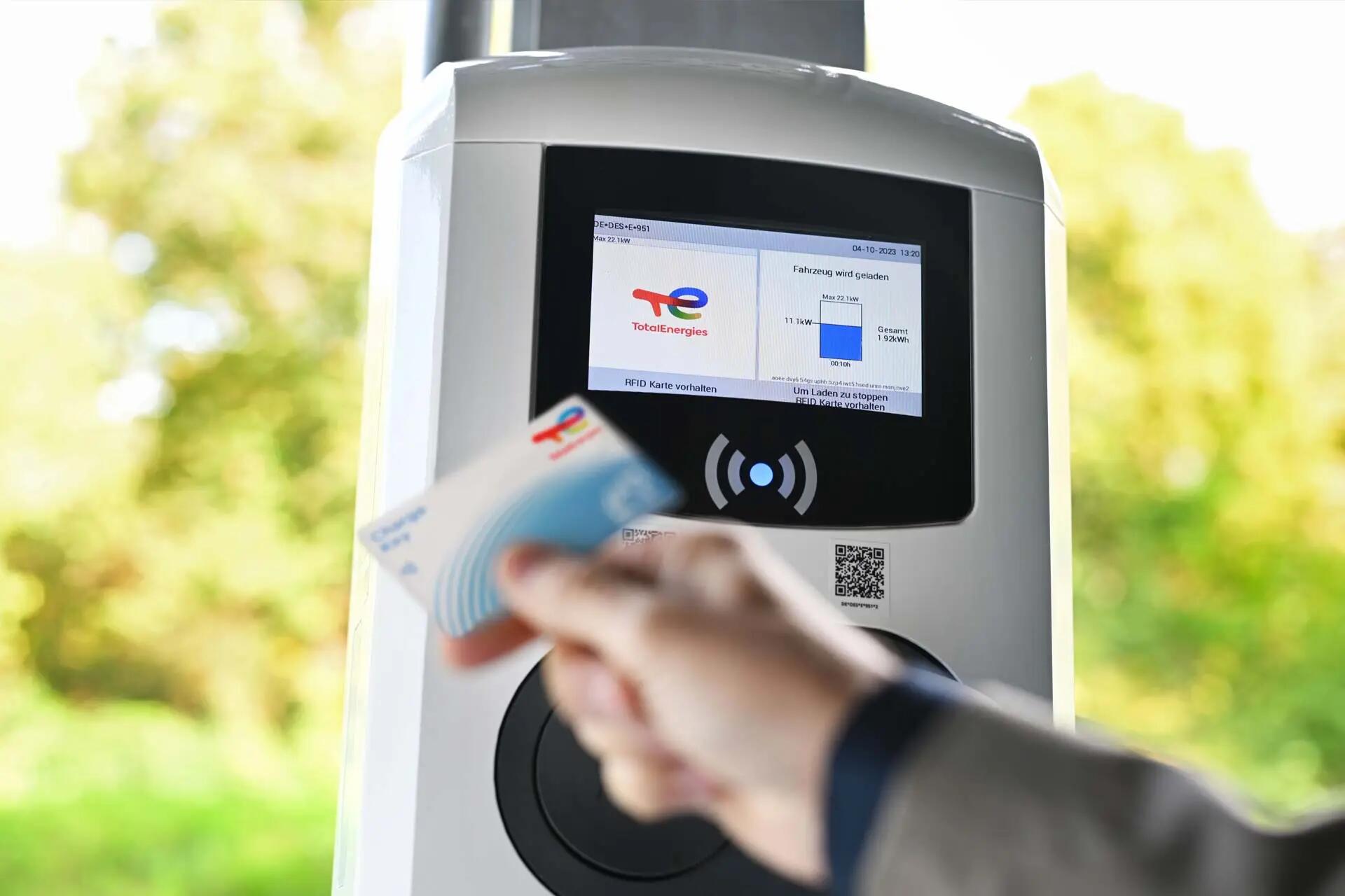 Zahlung an der Ladesaeule
