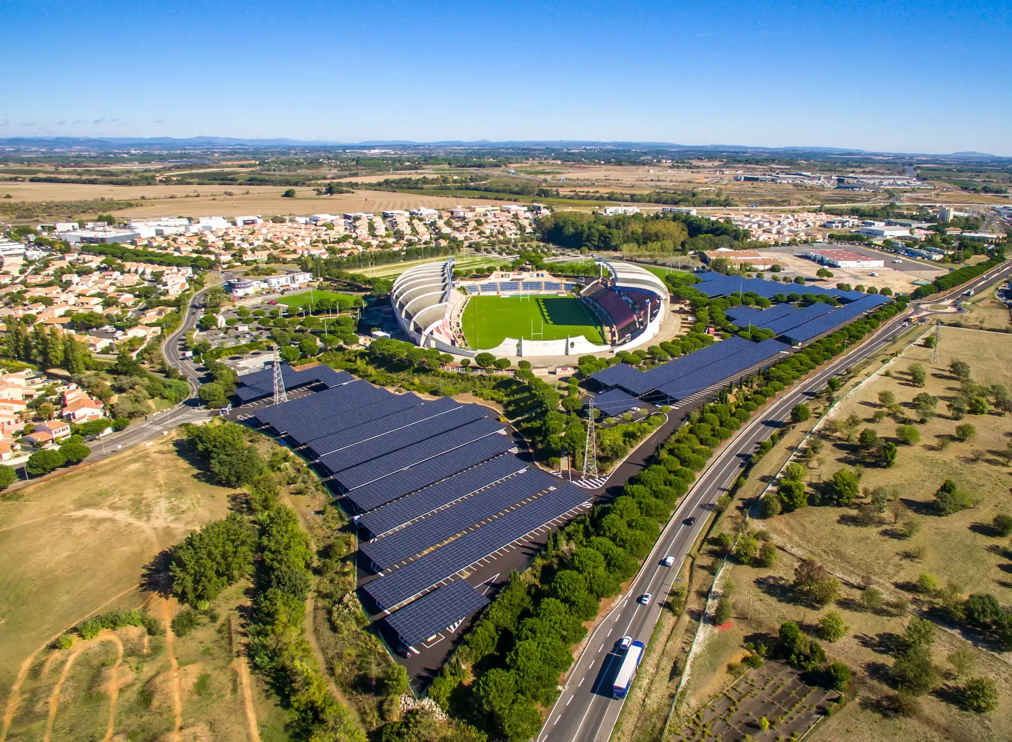 Ombrière de parking dans l'Hérault pour l'Heliovale stade de la Mediterranée