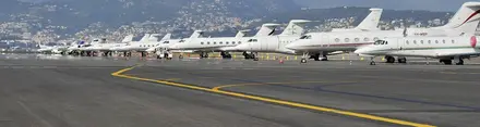 Flotte von Privatjets in Park-Position