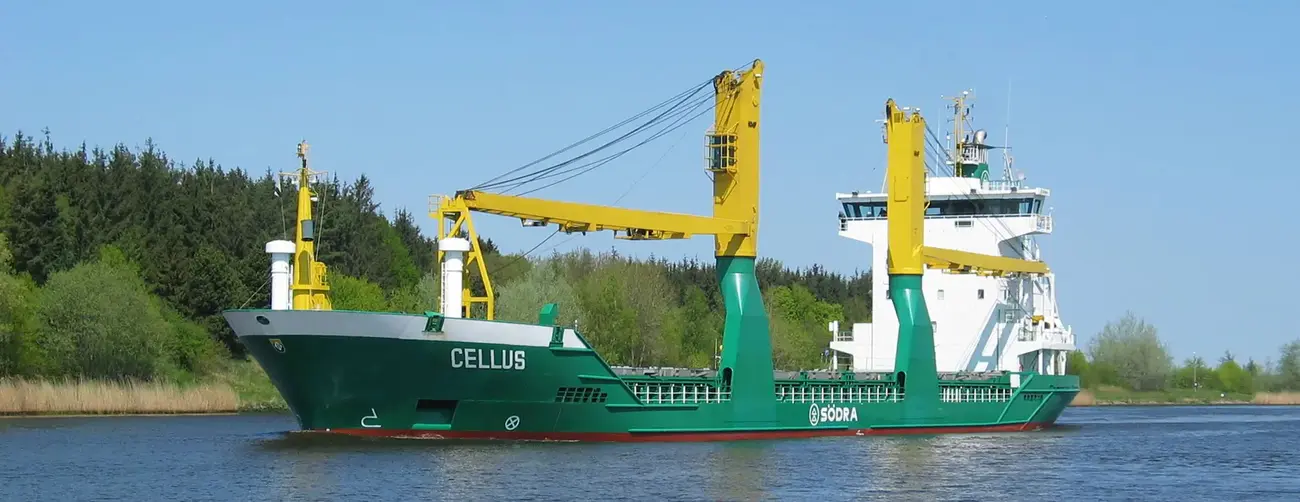 Das Schiff „Cellus“ auf einem Kanal