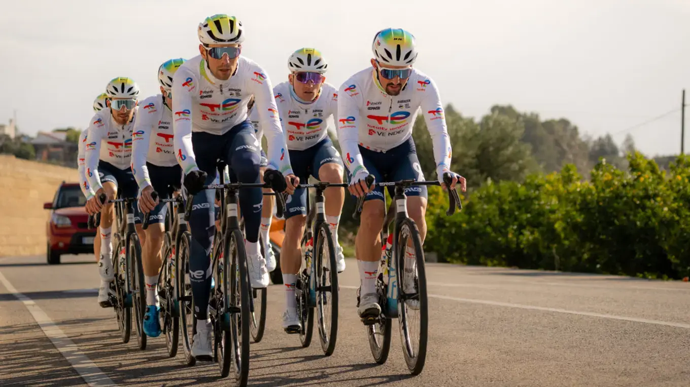 equipototalenergies-tour de francia-peloton