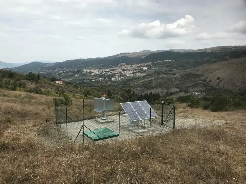 Stazione integrata di monitoraggio microsismico, che include sensori sismici, CGPS/GNSS, e Corner Reflector