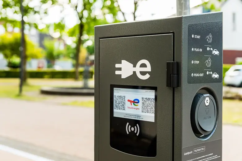 laadpaal met scherm - w63_2417 - foto willem jan de bruin fotografie - hr