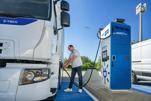 eLKW an Ladesäule von TotalEnergies am BER