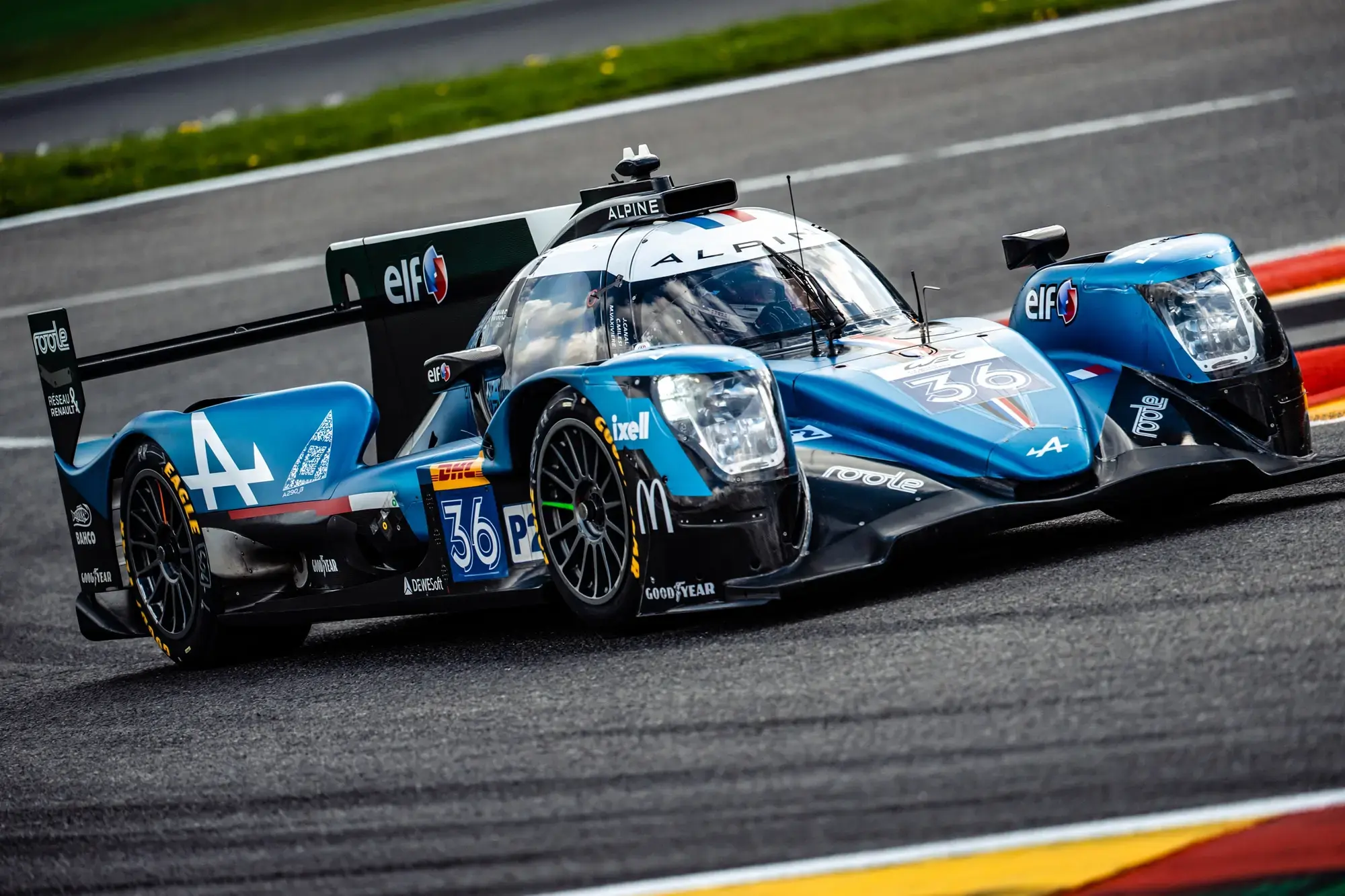 ELF A Brand Of Passion La Leyenda Continúa The Legend Goes On Alpine Endurance Team World Endurance Team Cambio de Aceite de Motor 24h Le Mans