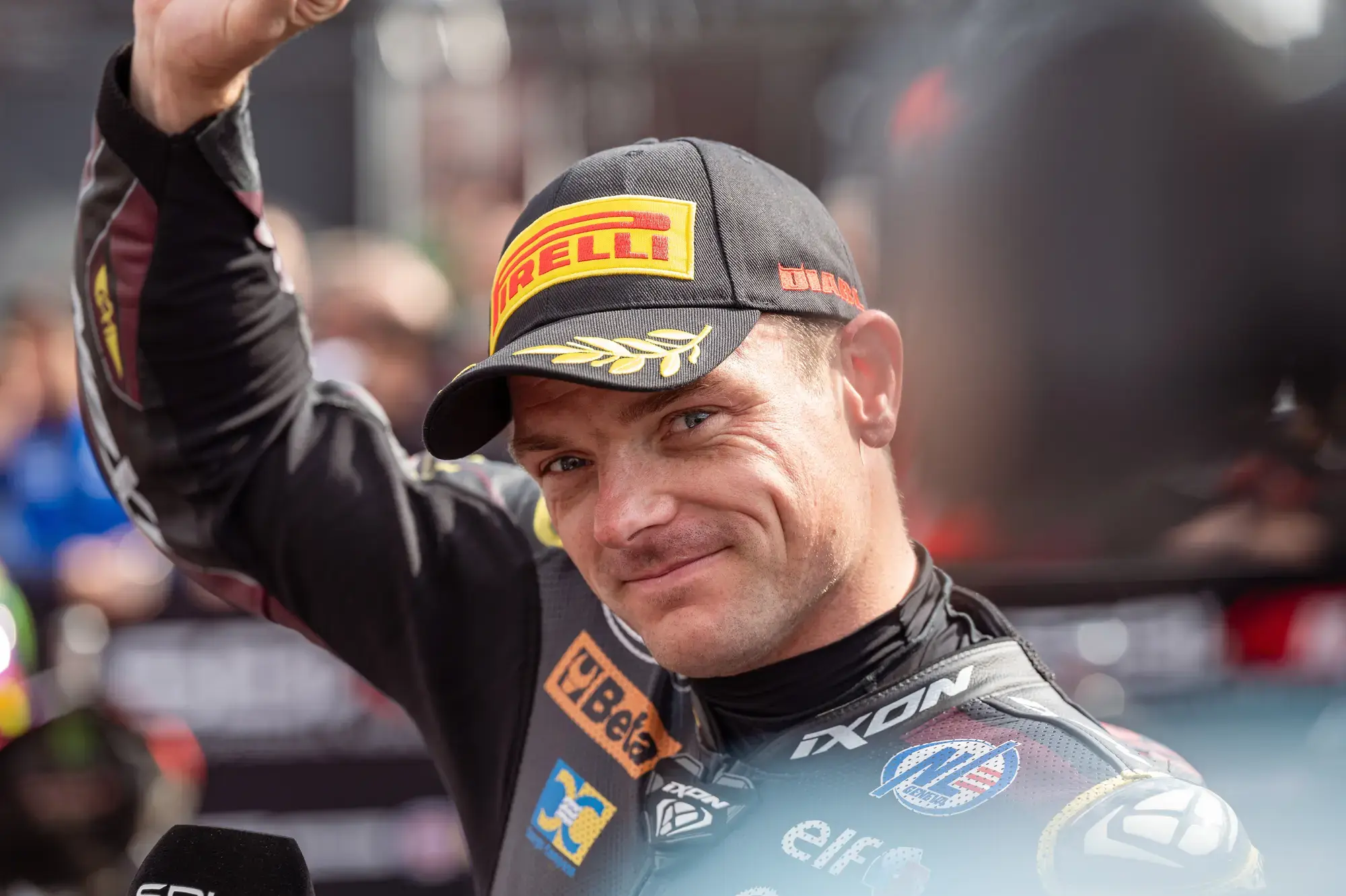 20250717-sam-lowes-waving