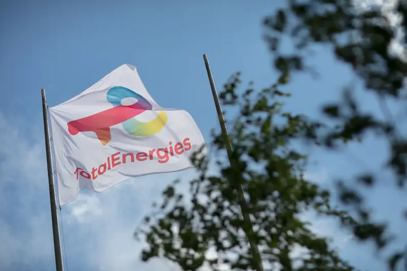 La Défense e.station with the colours of TotalEnergies