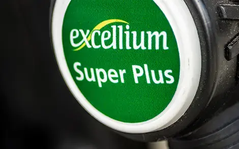 Ausschnitt eines Zapfhahns mit dem grünen Schild excellium Super Plus