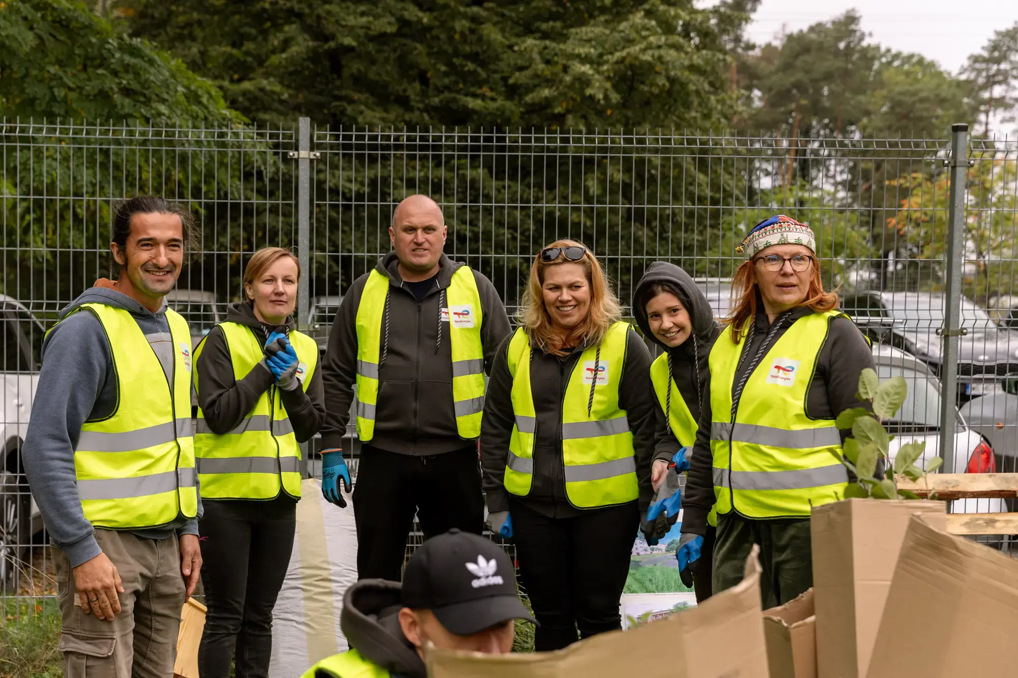 Grupa ludzi w kamizelkach odblaskowych