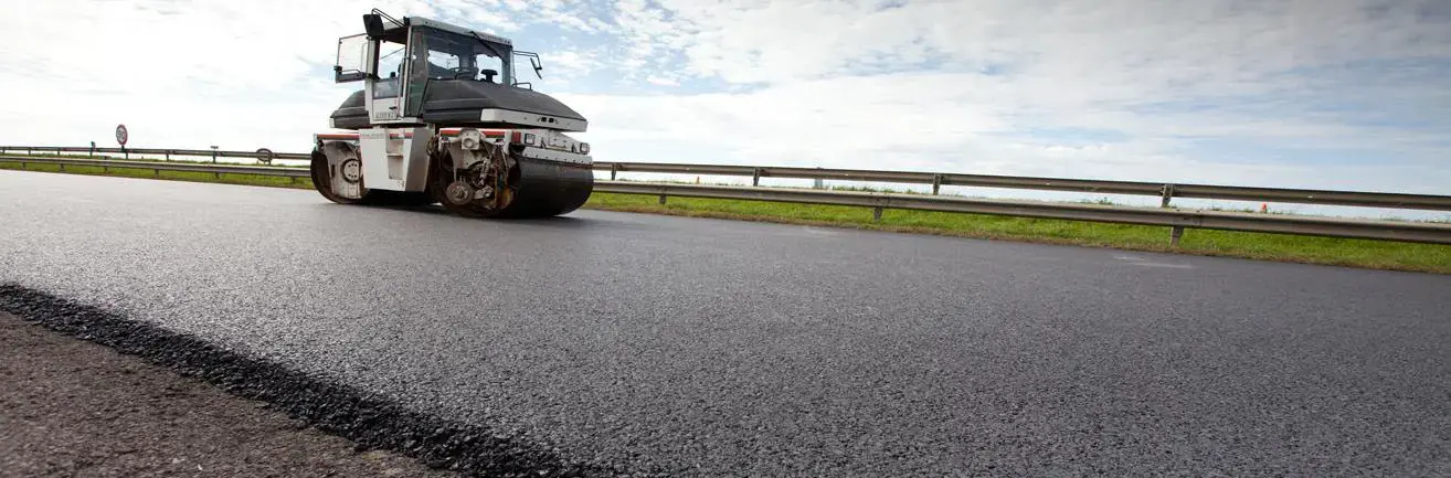 Az úthenger elsimítja az aszfaltot az úton