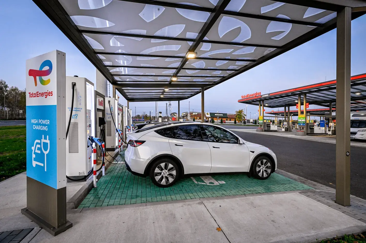 Eletrofahrzeuge lädt an TotalEnergies Tankstelle