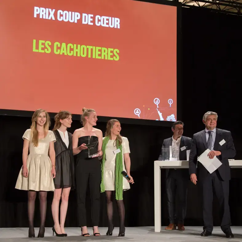 Le coup de cœur du public internautes, Les Cachotières, tout sourire, avec Gérard Lechenault (TDR) 