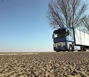 Anschnitt eines blauen LWKs auf einer Straße