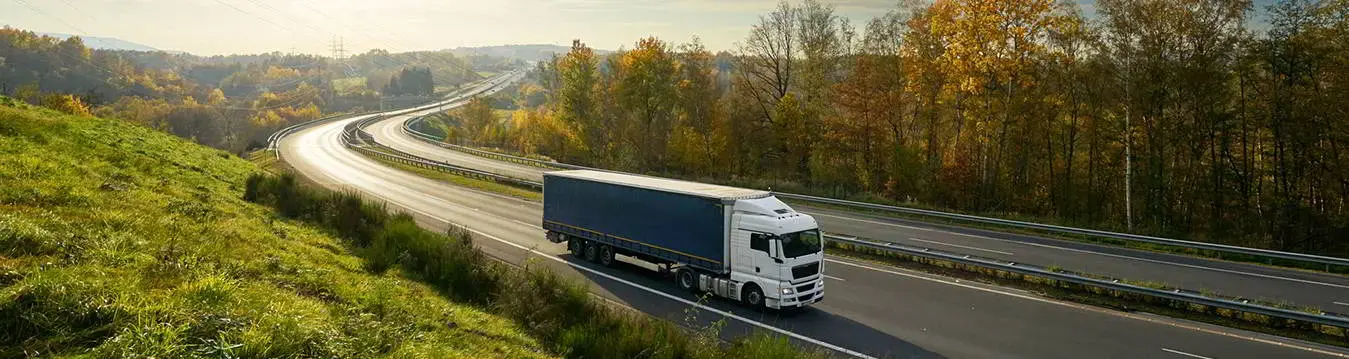 LKW auf einer Landstraße