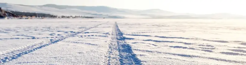 Autoreifen spuren in einer Schneelandschaft
