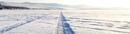 Autoreifen spuren in einer Schneelandschaft