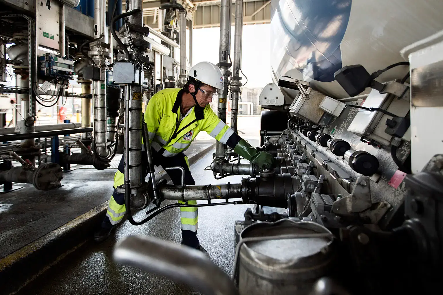 Chargement d'essence sur un poste d'approvisionnement