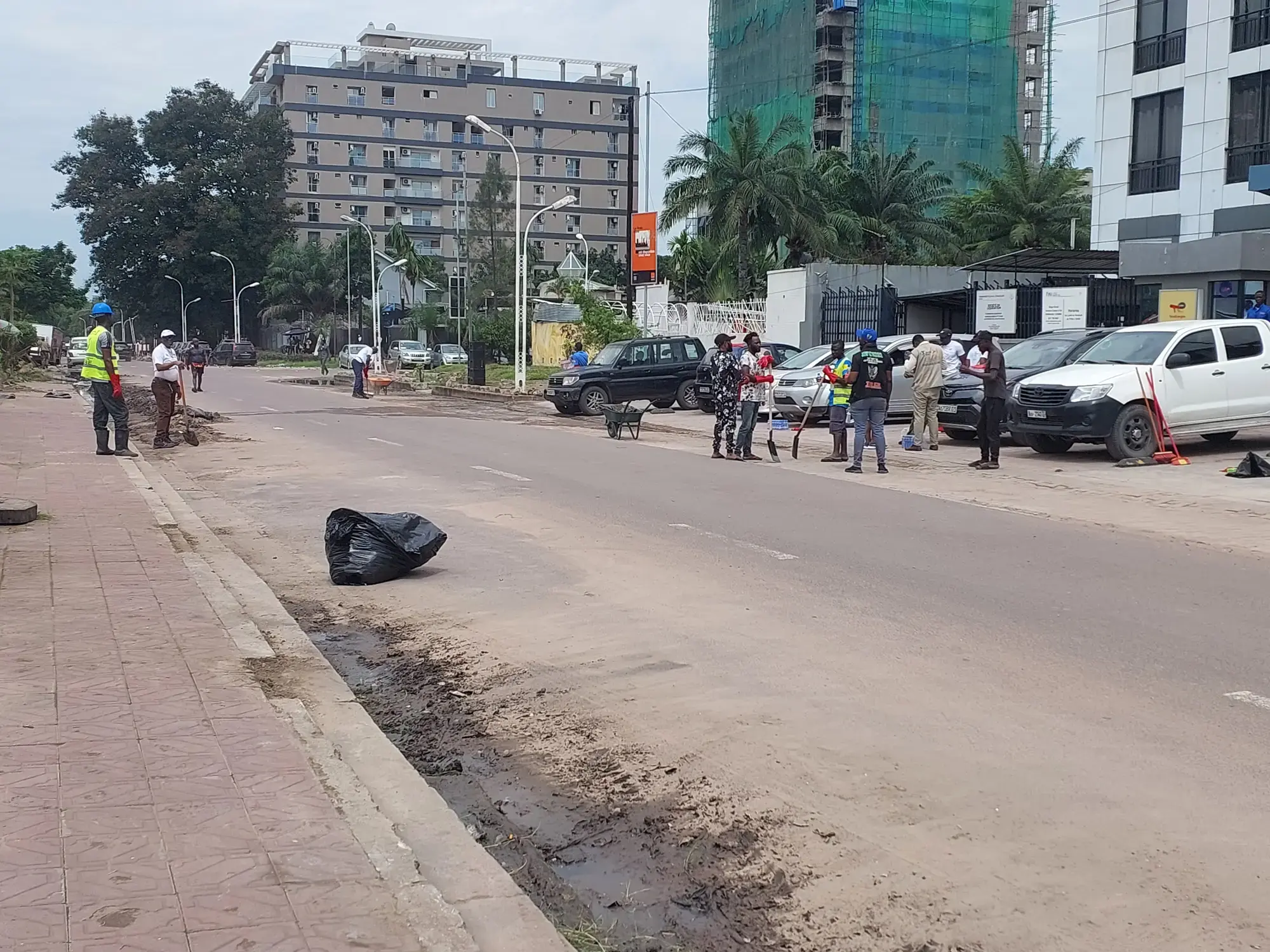 Travaux d'assainissement à la Place des Évolués