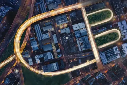 Leuchtender Stecker von TotalEnergies ueber der Stadt