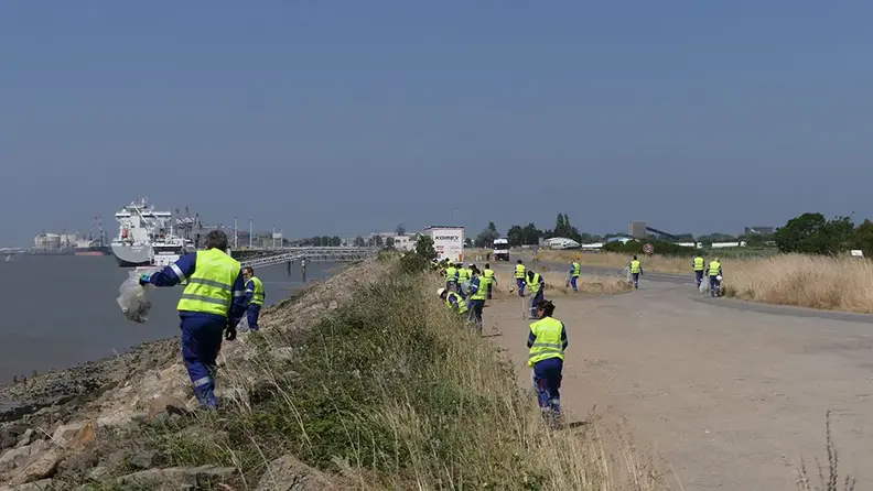 Ramassage de déchets le long de la Loire par des salariés de la raffinerie 