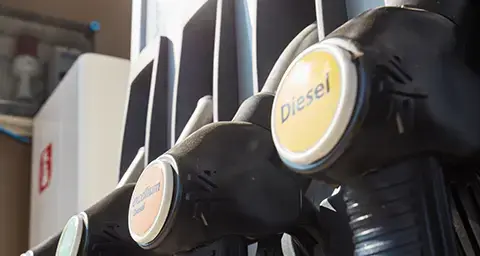 Seitenansicht einer Zapfsäule mit Diesel Zapfhahn