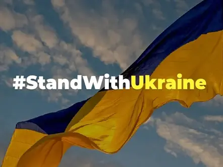 #StandWithUkraine на фоні українського прапору та неба