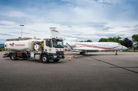 TotalEnergies-Tankwagen Flugkraftstoff am Flughafen