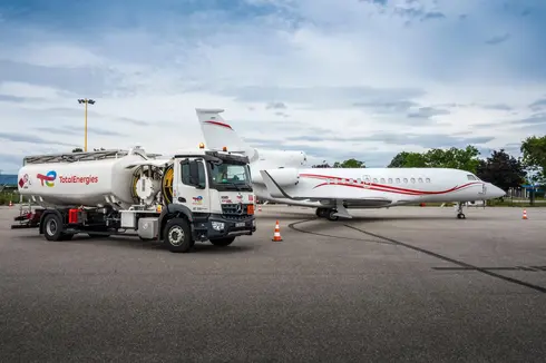 TotalEnergies-Tankwagen Flugkraftstoff am Flughafen