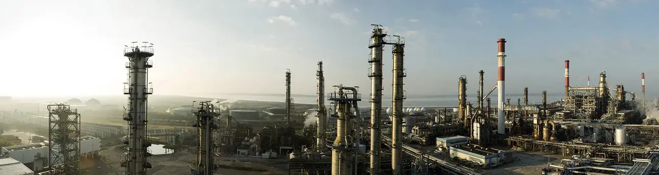 la raffinerie de Donges depuis le sommet d'une unité de production