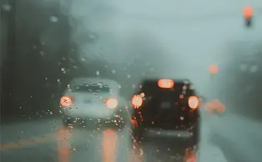 Kako varno voziti po mokrih cestah