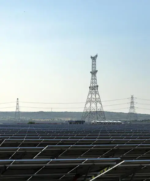réseau électrique et panneaux solaires