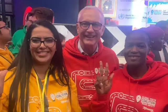 Jacques-Emmanuel Saulnier aux côtés de deux jeunes lors de la cérémonie « 1Casque, 1Vie » du 17 février