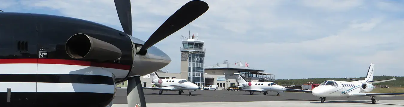 Parkenden Flugzeuge auf dem Flughafen Schönhagen