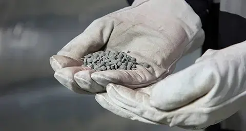 Close up von Handschuhen eines Straßenbauarbeiters