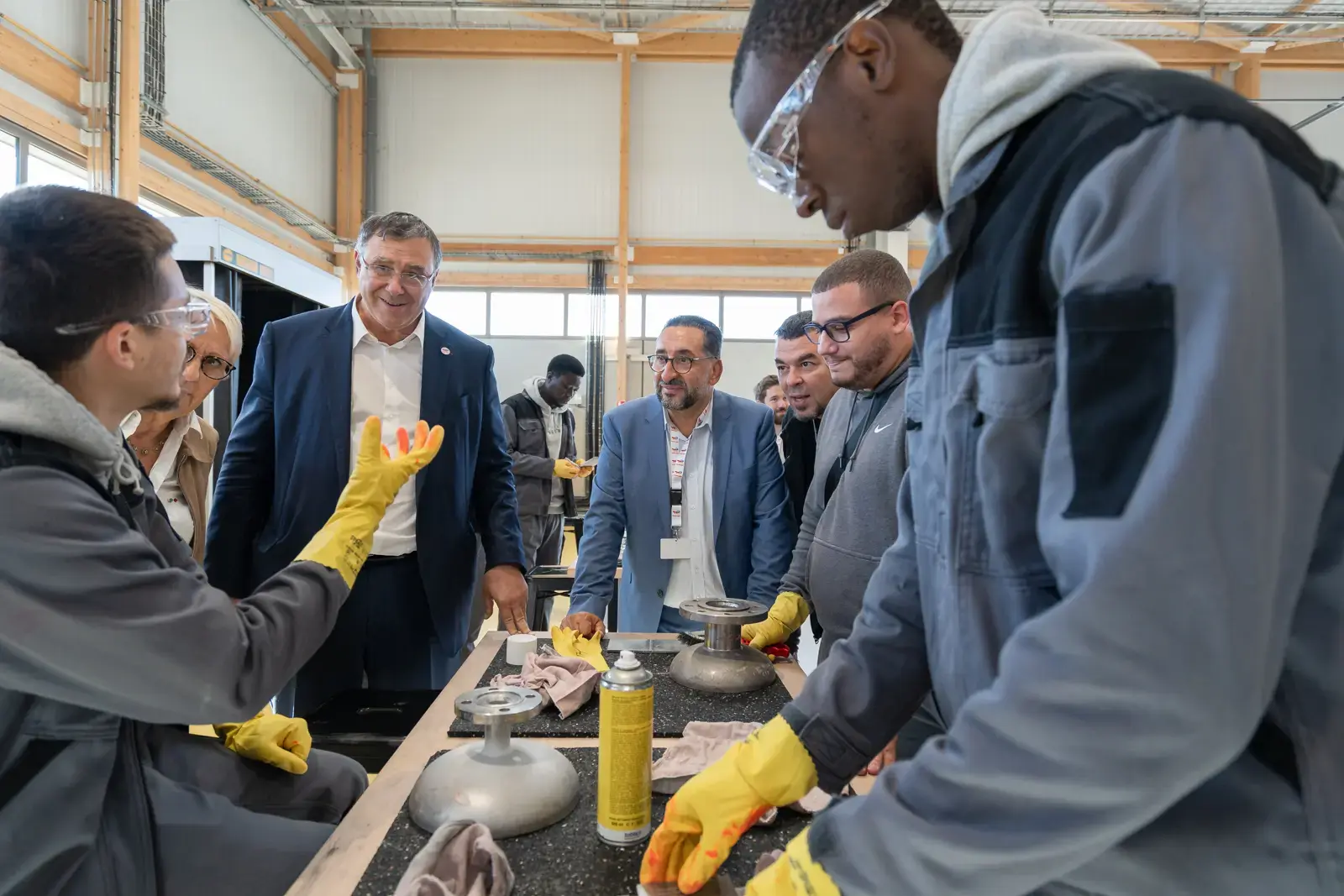 Patrick Pouyanné à L’Industreet, campus de TotalEnergies dédié aux nouveaux métiers de L’Industrie. Visite des ateliers et échanges avec les apprenant(e)s, en présence d’Azzédine Taïbi, maire de Stains.