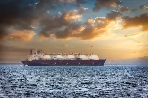 An image showing a tanker shipping LNG across the ocean.