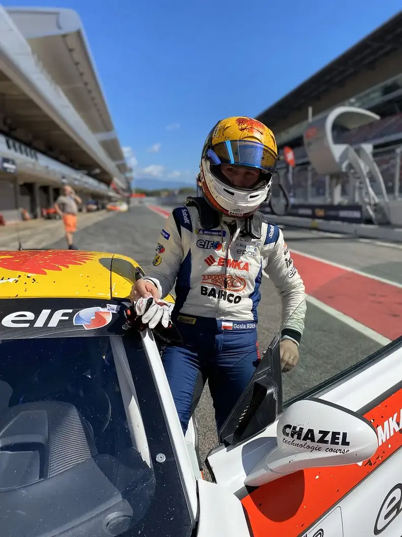 Gosi Rdest wysiada z samochodu