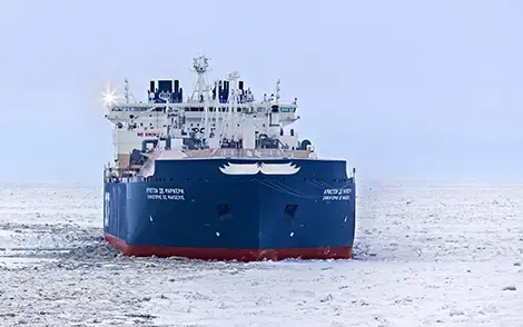 Frontansicht von einem großen Frachtschiff