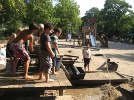 Foto von Kindern, die auf dem OTTO-Spielplatz des Moabiter Ratschlag e.V. spielen