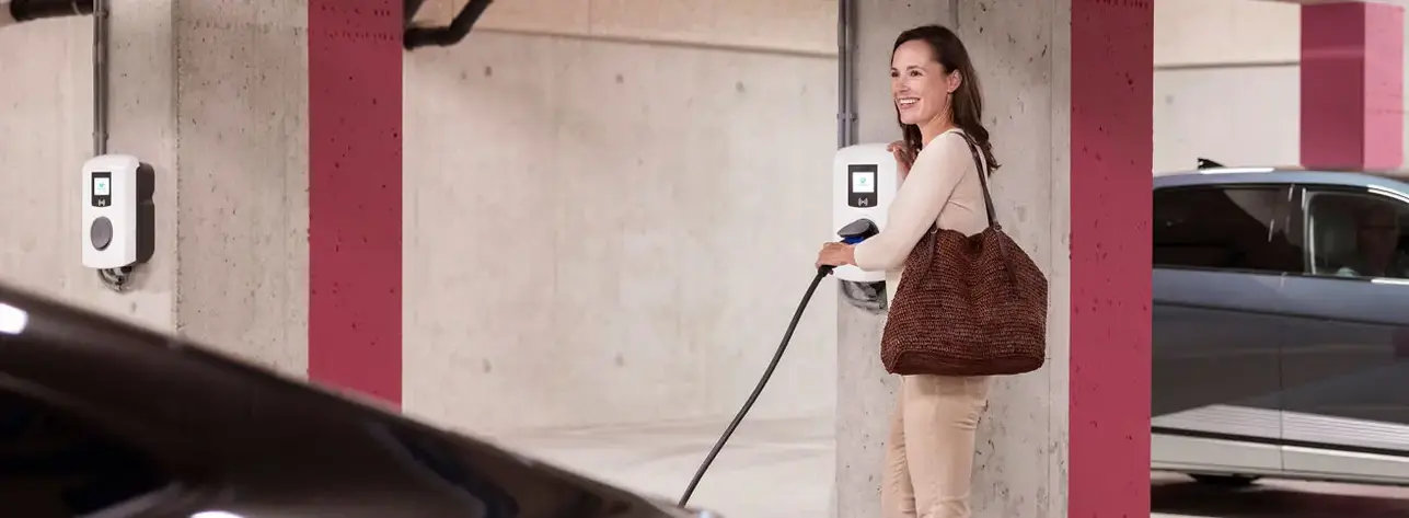Laden an Wallbox von TotalEnergies in der Tiefgarage