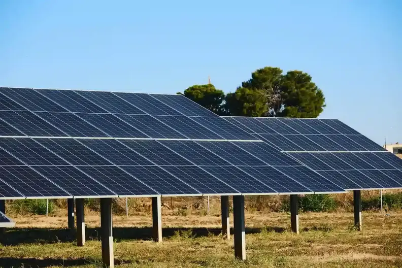 Parque fotovoltaico bajo un cielo azul despejado