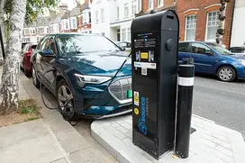 Borne opérée par TotalEnergies sur le réseau Source London à Camden